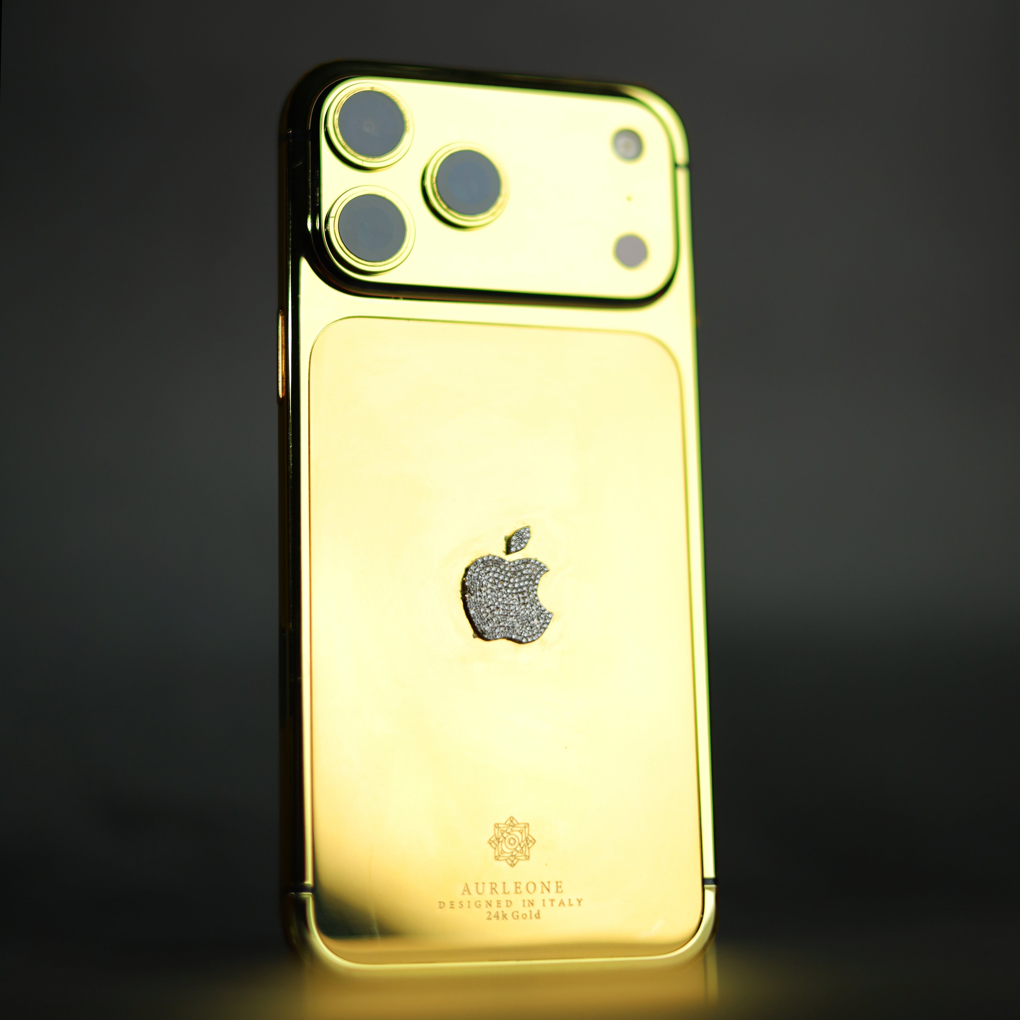 24k Gold iPhone 17 Pro Max : Apple Emblem