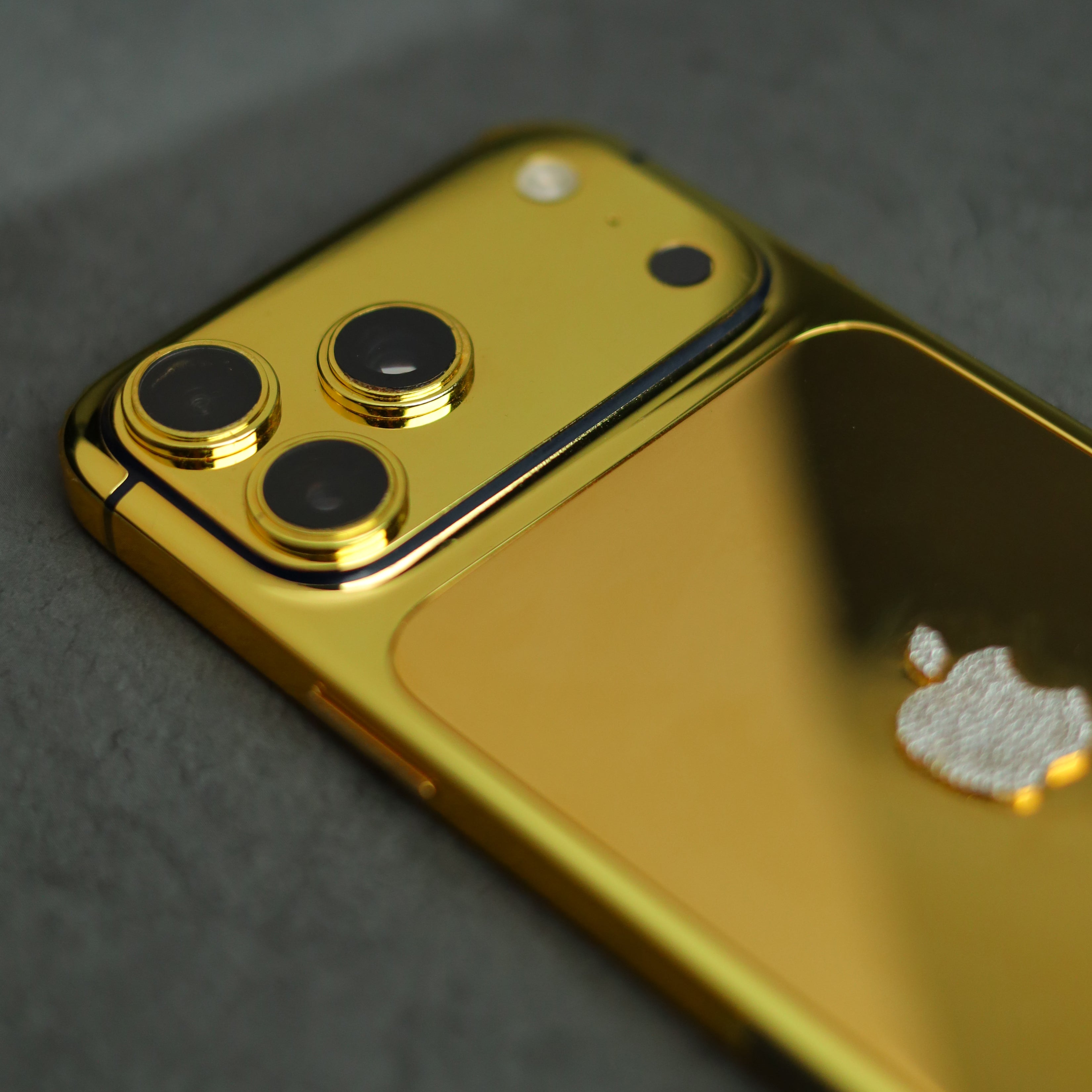 24k Gold iPhone 17 Pro Max : Apple Emblem