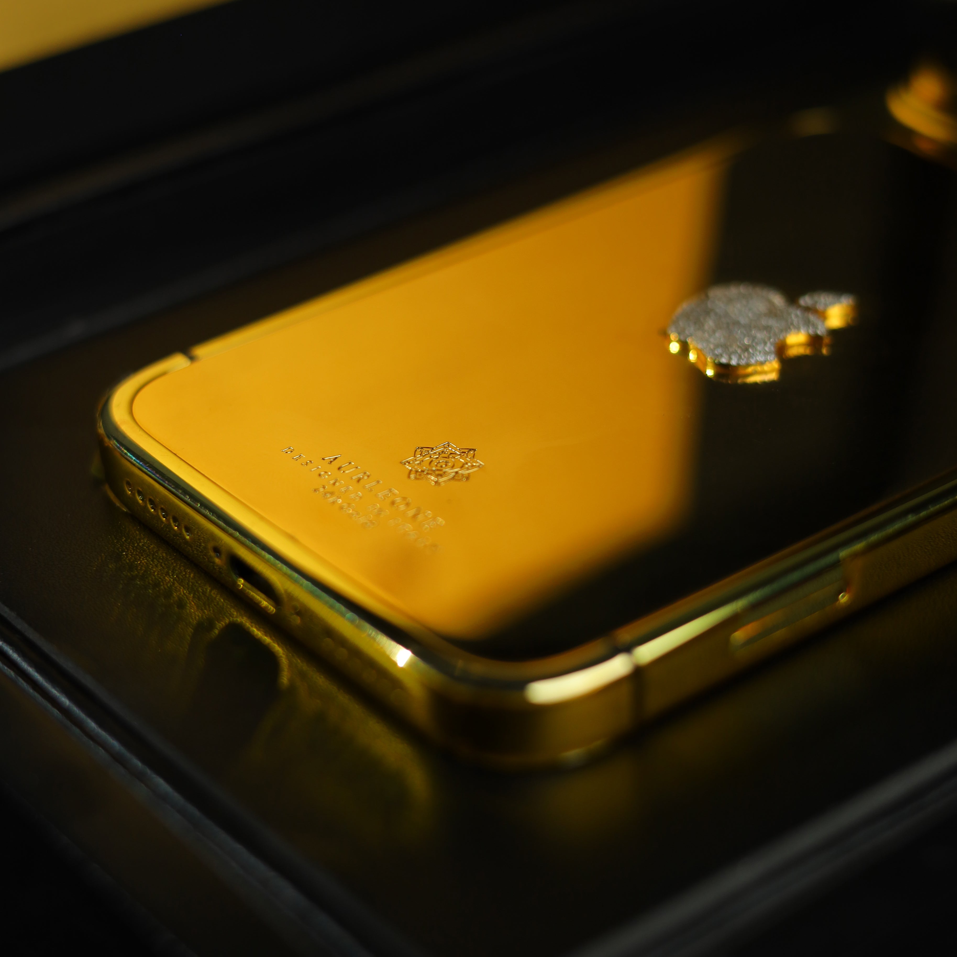 24k Gold iPhone 17 Pro Max : Apple Emblem