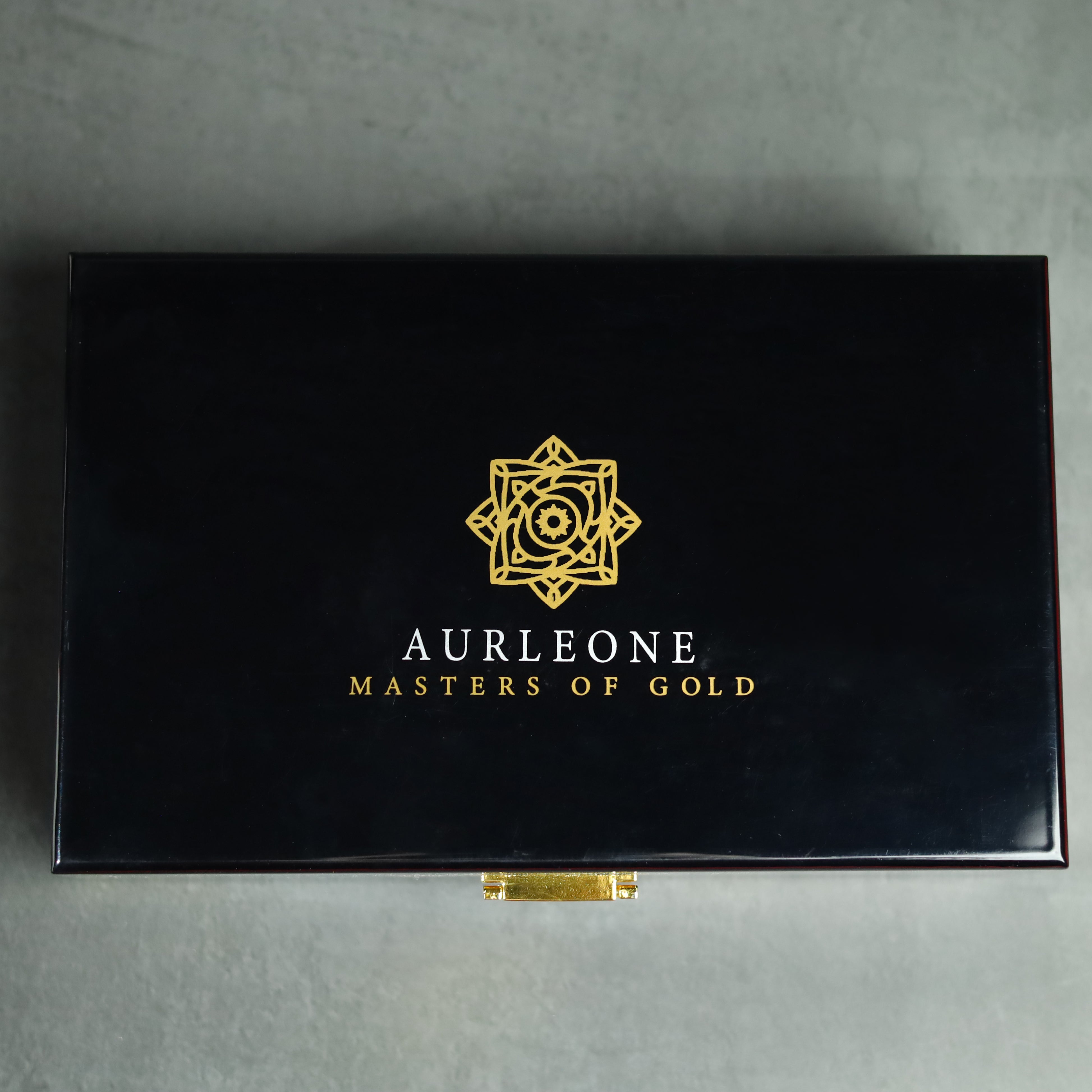 24k Gold iPhone 17 Pro Max : Apple Emblem