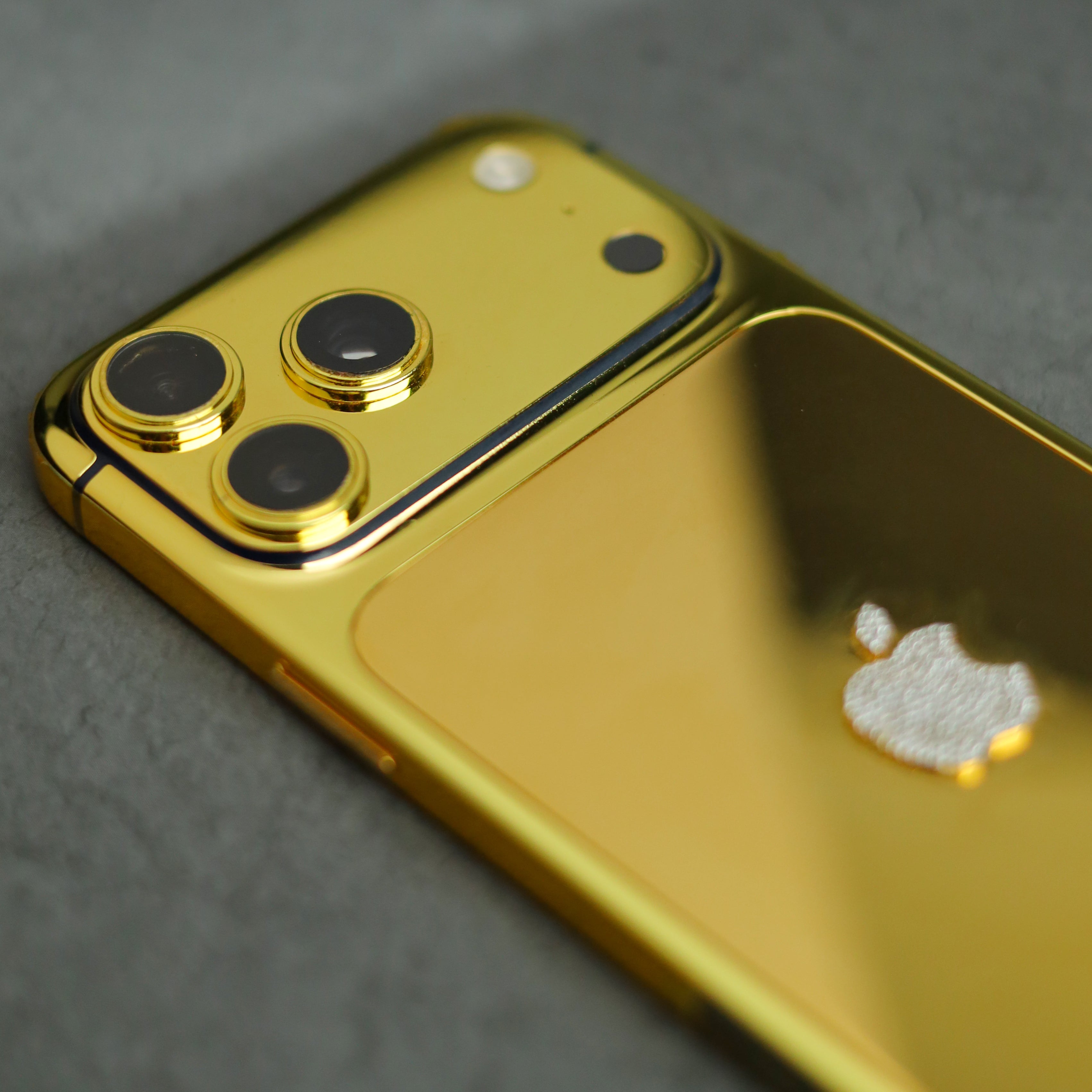 24k Gold iPhone 17 Pro : Apple Emblem