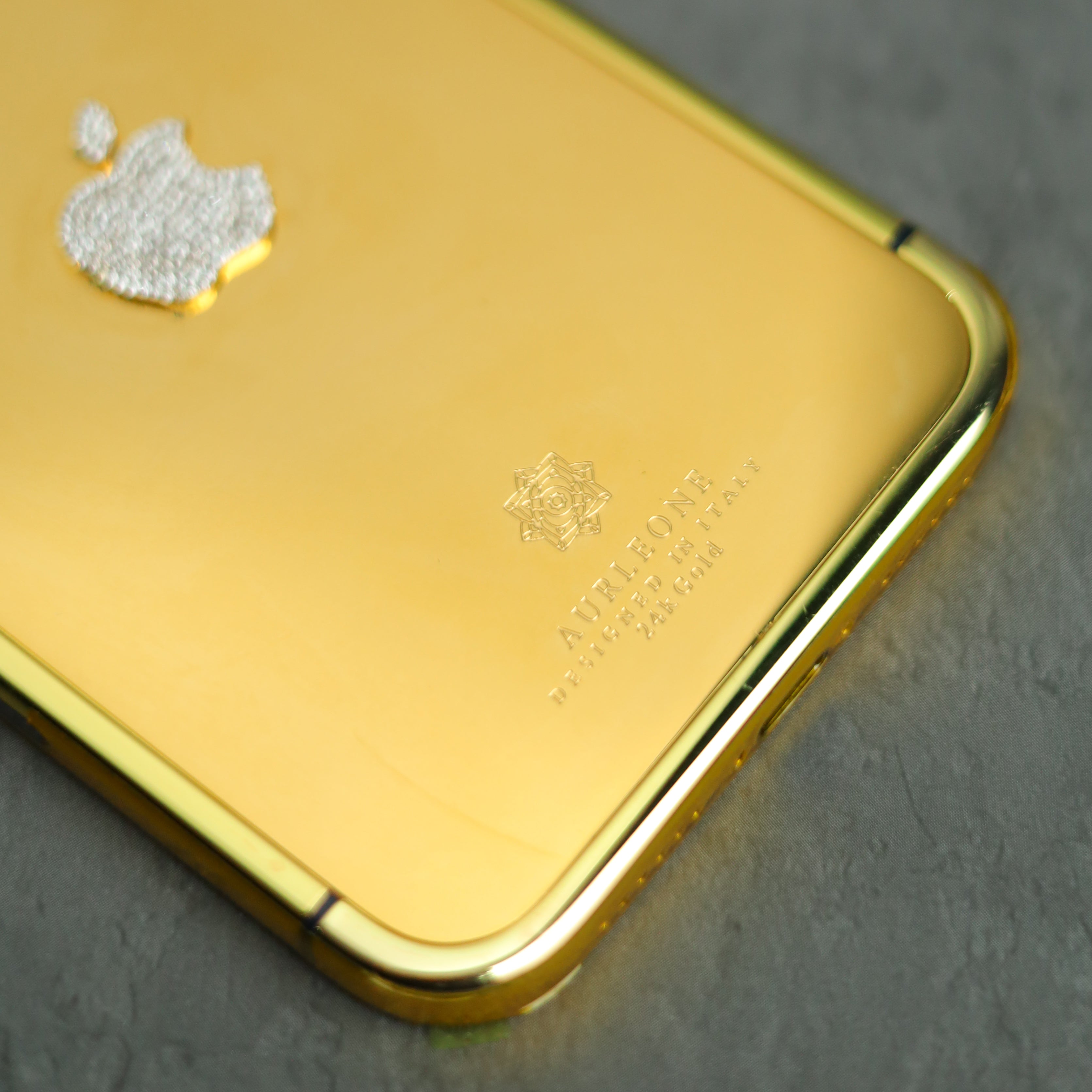24k Gold iPhone 17 Pro : Apple Emblem