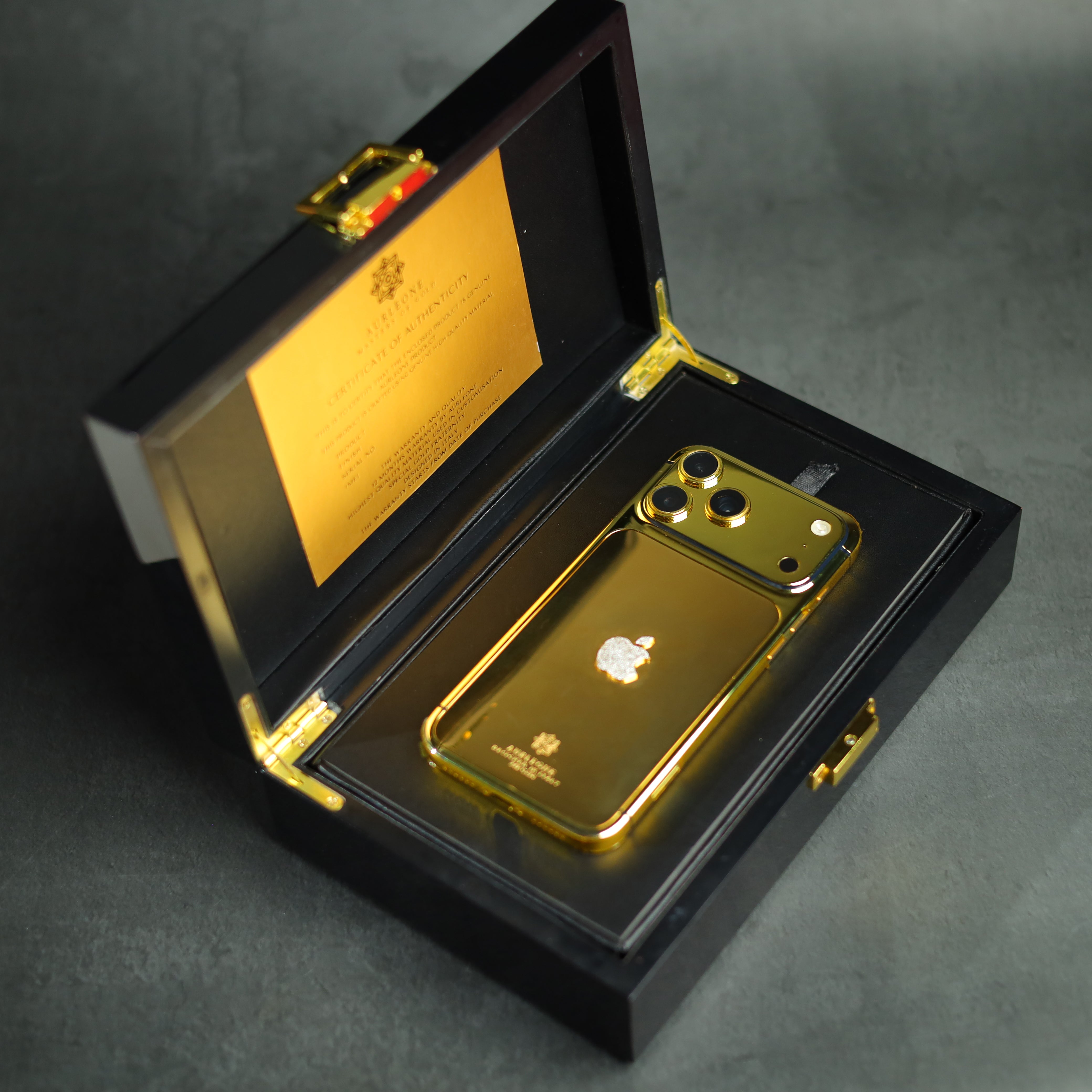 24k Gold iPhone 17 Pro : Apple Emblem